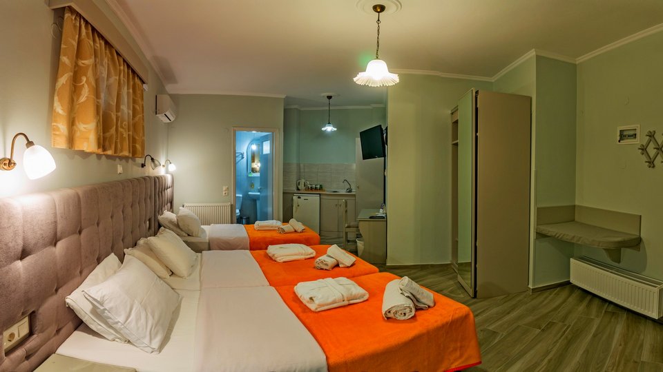 Aklidi Hotel three beds room